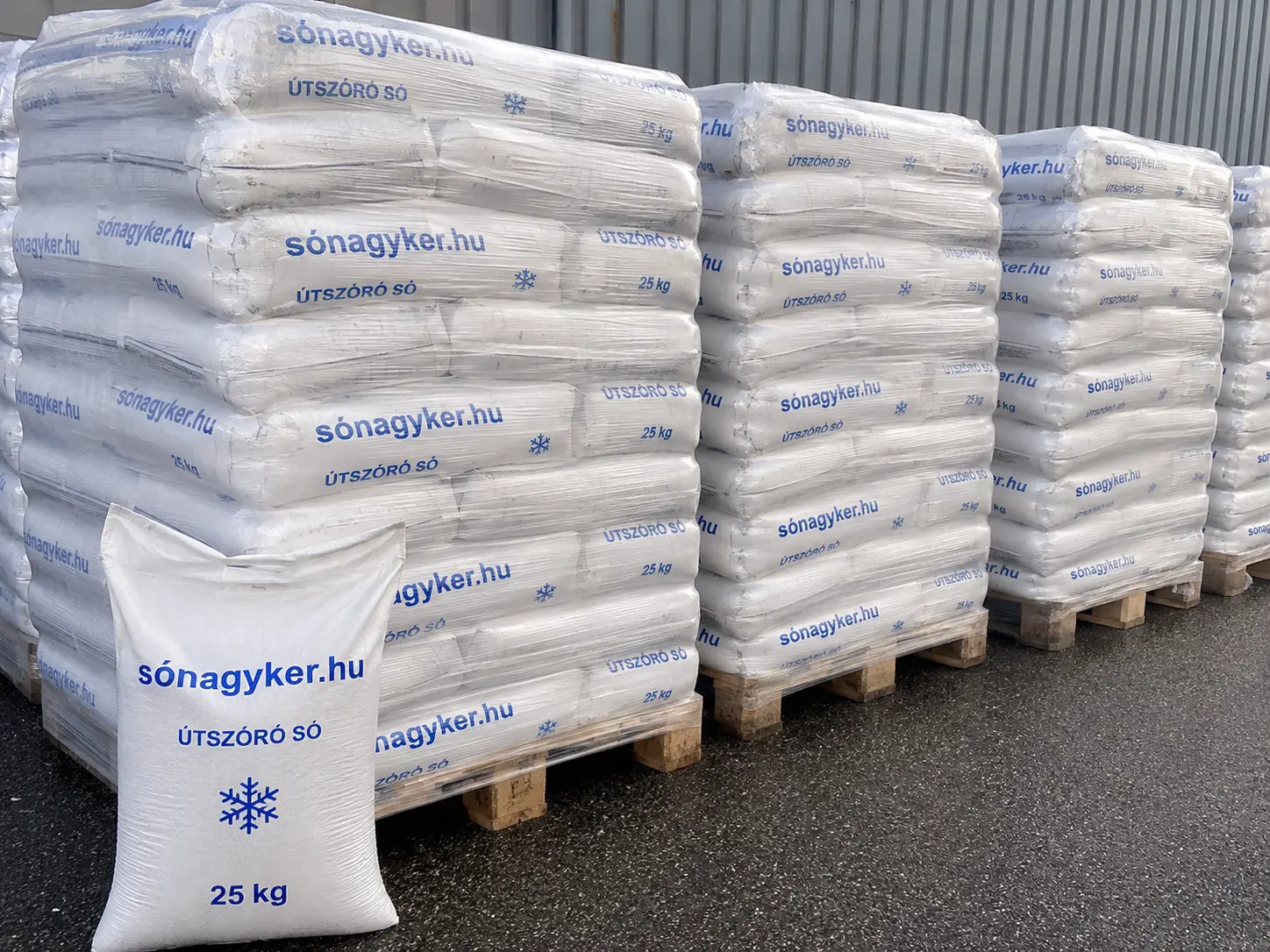 25 kg-os zsákos útszóró só raklapon - prémium minőségű jégoldó só társasházak és kisebb területek részére